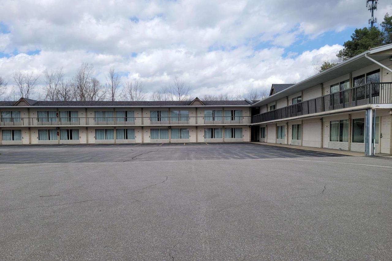Days Inn By Wyndham Birch Run Exterior foto